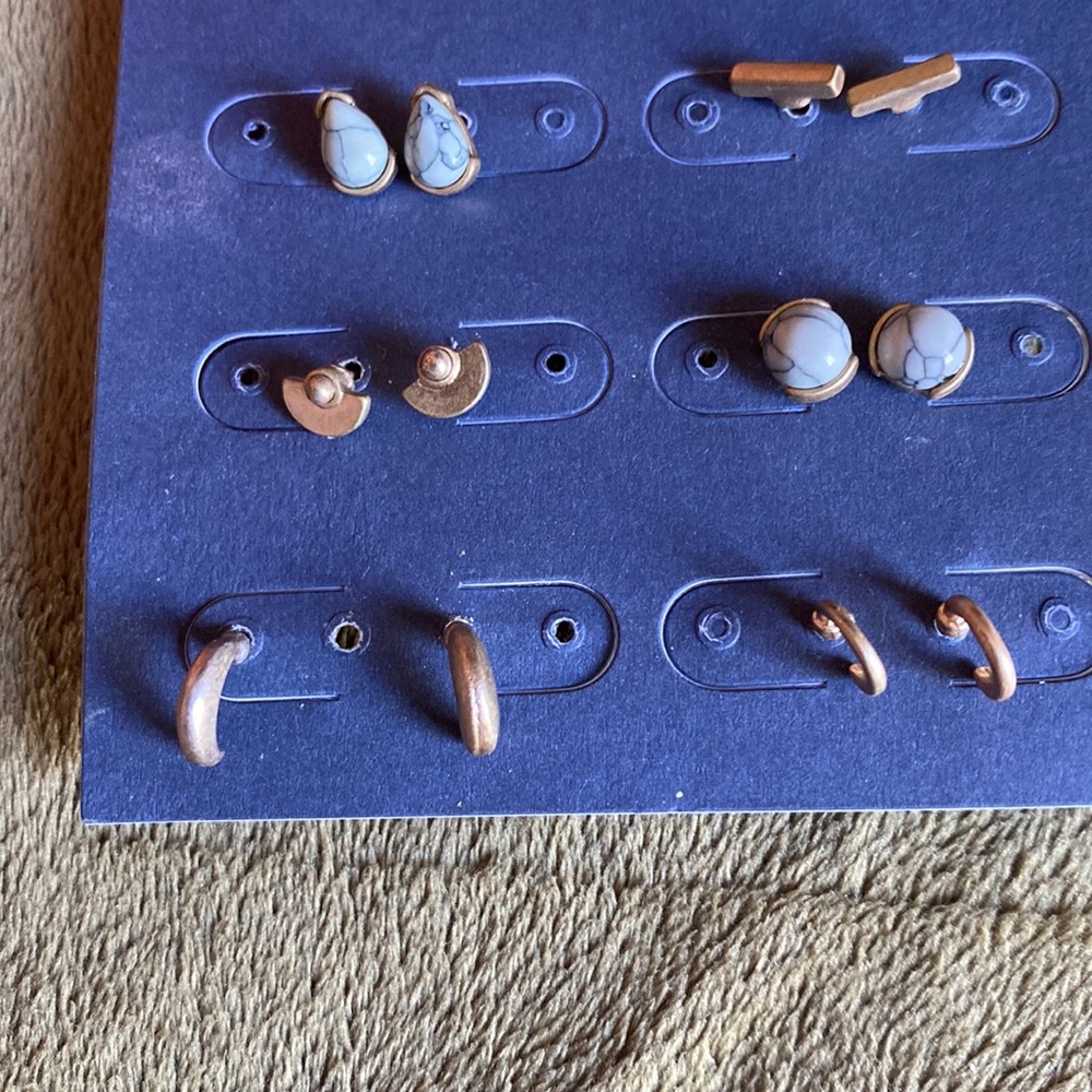 Universal Thread Stud Earring Set - Picture 3 of 4